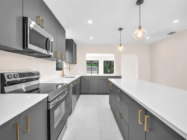 2265 NW 3rd St, Miami FL 33125