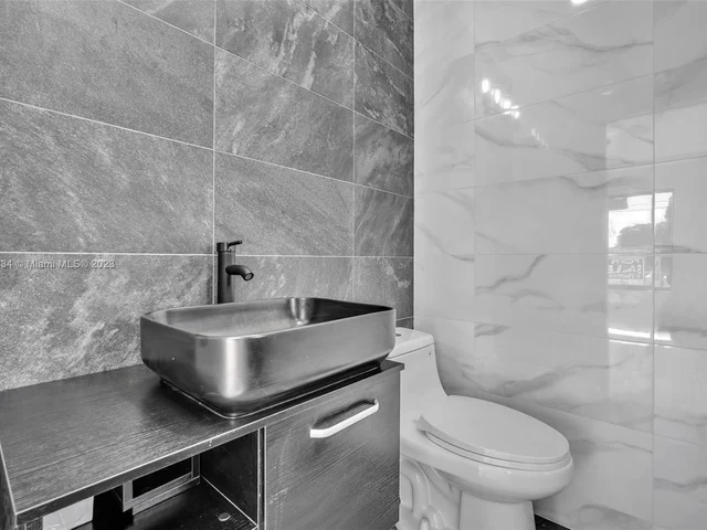 2265 NW 3rd St, Miami FL 33125