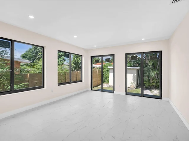 2265 NW 3rd St, Miami FL 33125