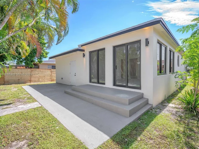 2265 NW 3rd St, Miami FL 33125