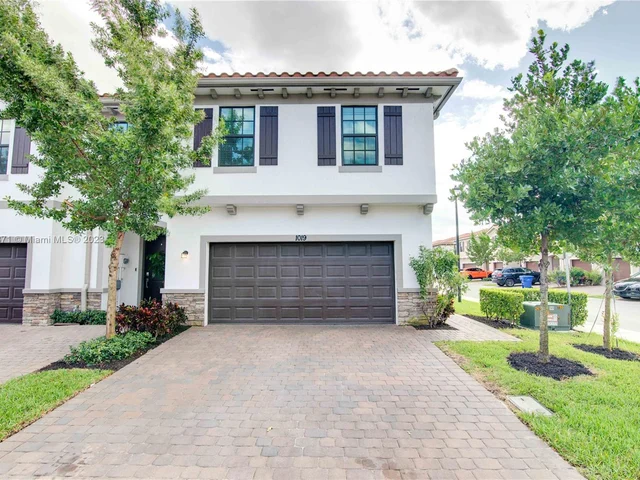 1019 Sweet Briar Ln, Riviera Beach FL 33410