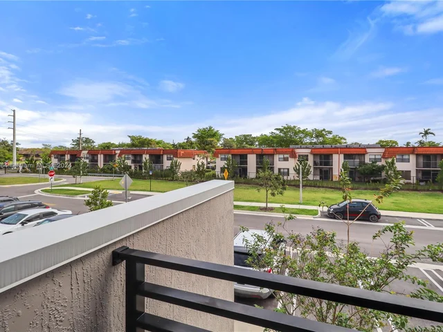 957 NE 211th St, Miami FL 33179