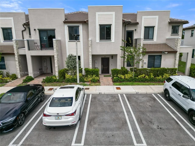 957 NE 211th St, Miami FL 33179