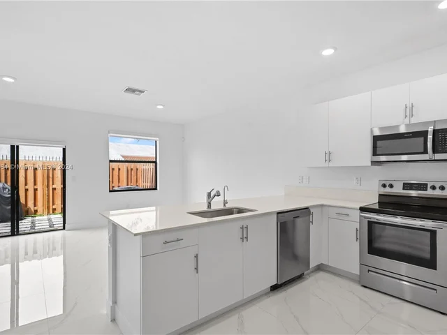 957 NE 211th St, Miami FL 33179