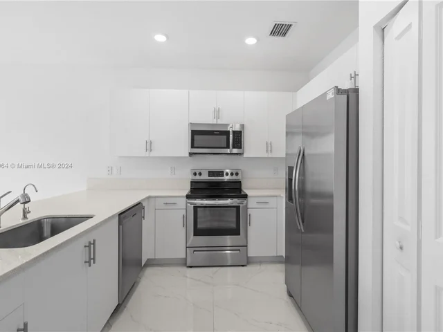 957 NE 211th St, Miami FL 33179