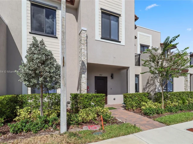 957 NE 211th St, Miami FL 33179