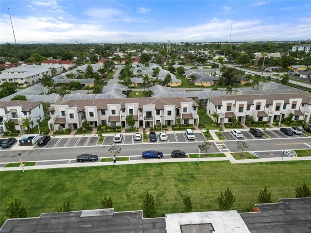 957 NE 211th St, Miami FL 33179