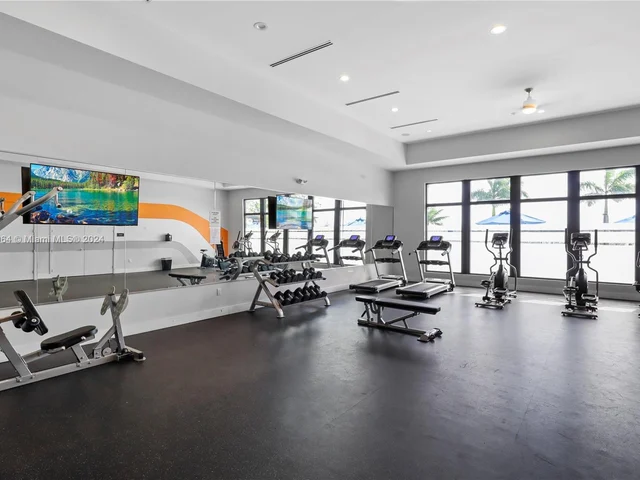 957 NE 211th St, Miami FL 33179