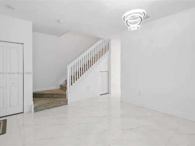 957 NE 211th St, Miami FL 33179