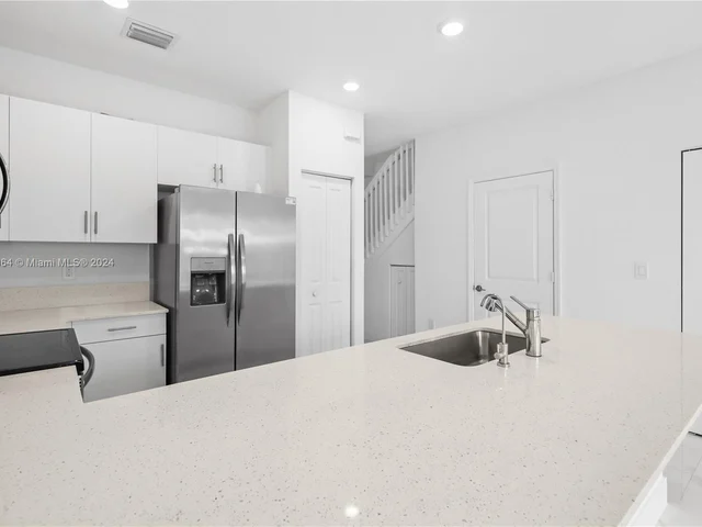 957 NE 211th St, Miami FL 33179