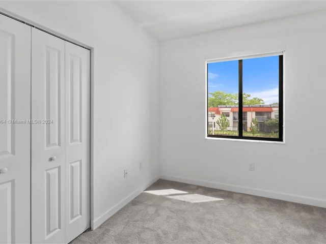 957 NE 211th St, Miami FL 33179