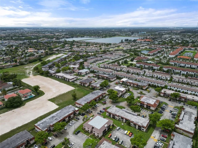 957 NE 211th St, Miami FL 33179