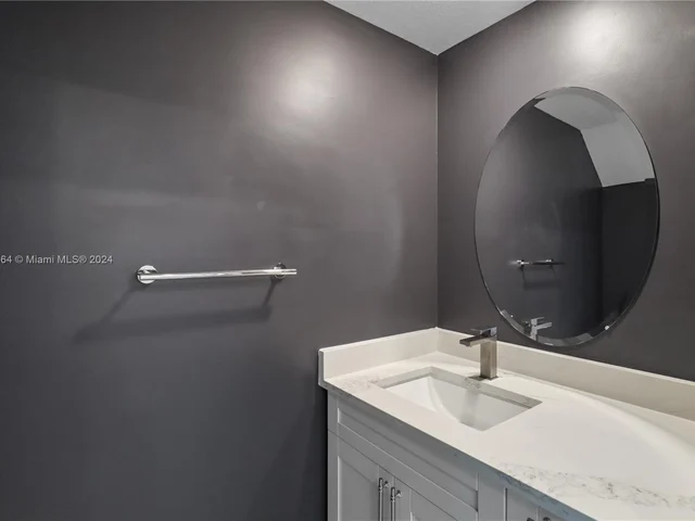 957 NE 211th St, Miami FL 33179