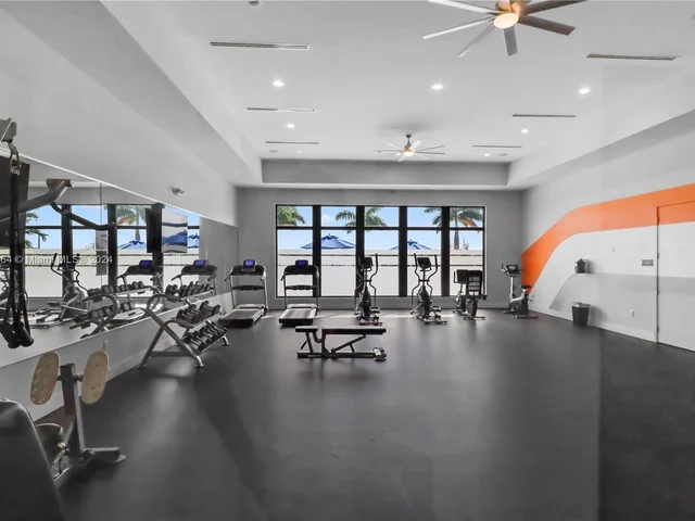 957 NE 211th St, Miami FL 33179