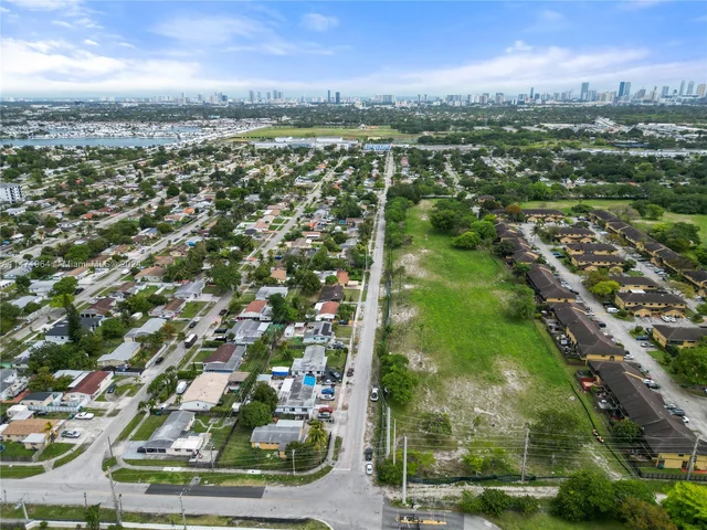 957 NE 211th St, Miami FL 33179