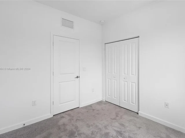 957 NE 211th St, Miami FL 33179