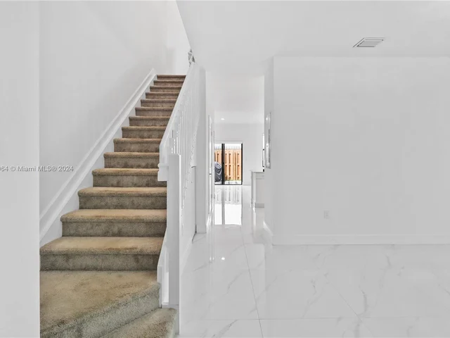 957 NE 211th St, Miami FL 33179