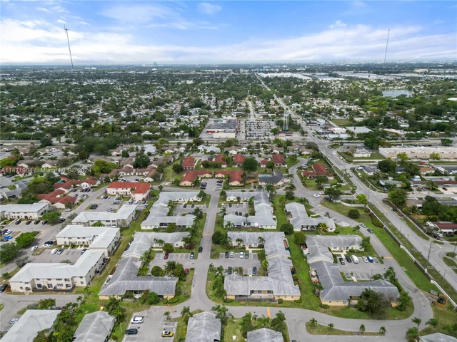 957 NE 211th St, Miami FL 33179