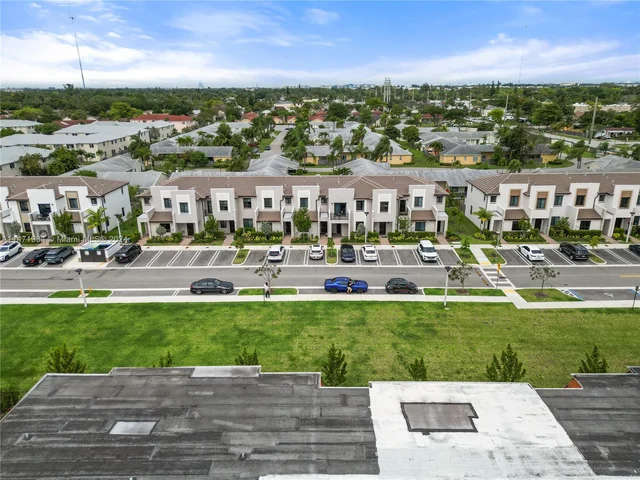 957 NE 211th St, Miami FL 33179