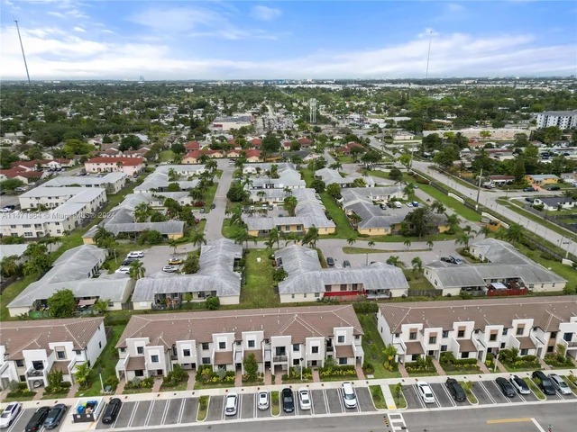 957 NE 211th St, Miami FL 33179