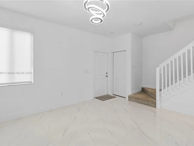 957 NE 211th St, Miami FL 33179