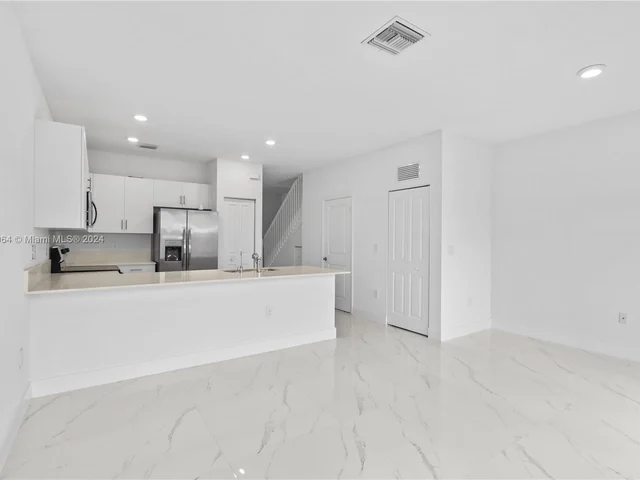 957 NE 211th St, Miami FL 33179