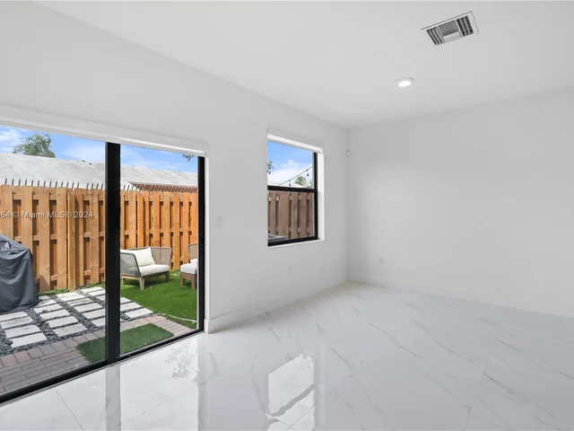 957 NE 211th St, Miami FL 33179