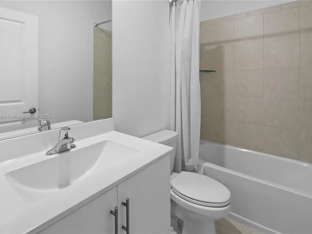 957 NE 211th St, Miami FL 33179