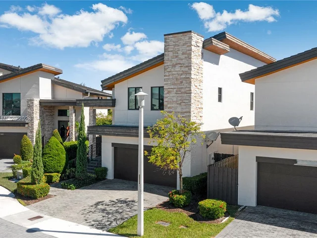 7641 NW 102nd Ct, Doral FL 33178