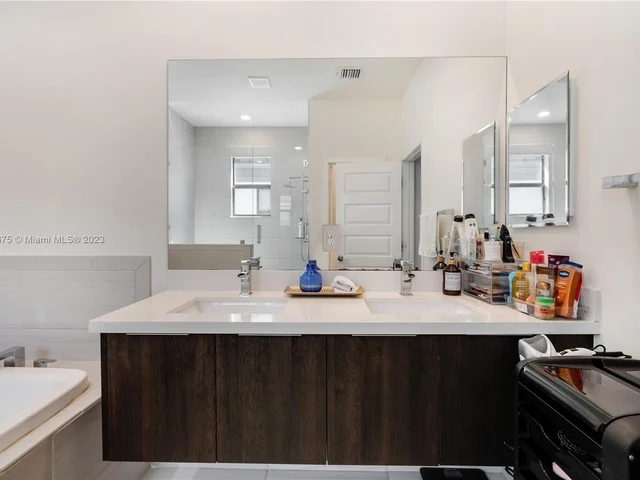 7641 NW 102nd Ct, Doral FL 33178