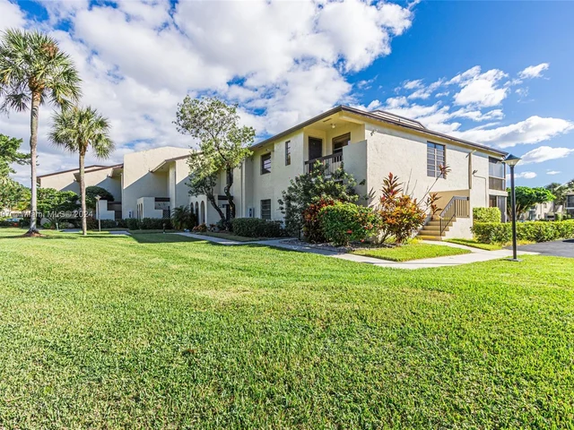 8566 Casa Del Lago # H, Boca Raton FL 33433