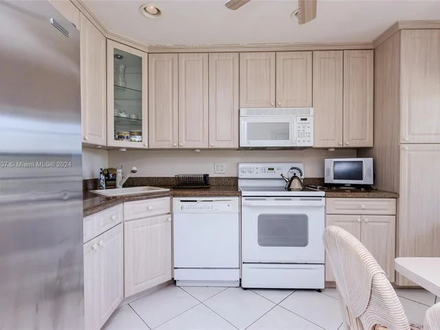 8566 Casa Del Lago # H, Boca Raton FL 33433