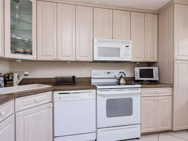 8566 Casa Del Lago # H, Boca Raton FL 33433