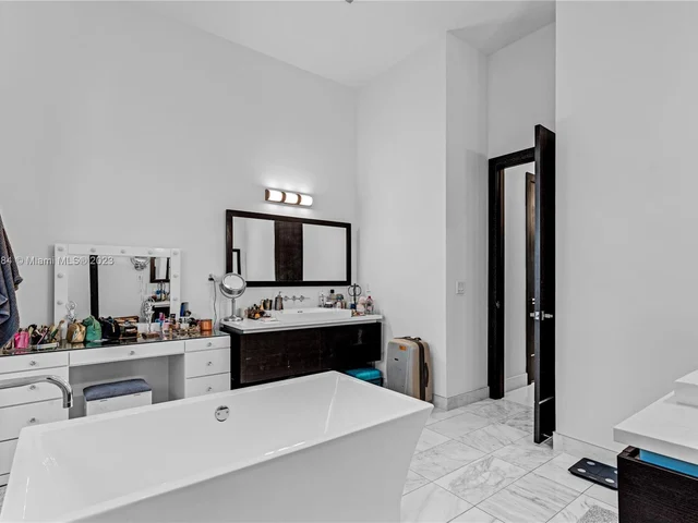 8404 NW 33rd Ter, Doral FL 33122