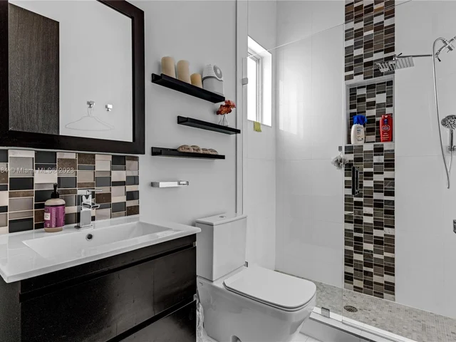 8404 NW 33rd Ter, Doral FL 33122