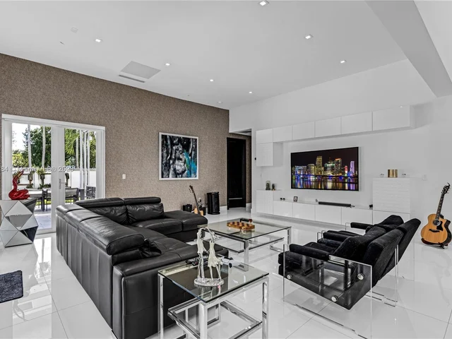 8404 NW 33rd Ter, Doral FL 33122