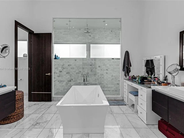 8404 NW 33rd Ter, Doral FL 33122