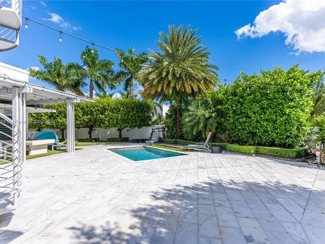 8404 NW 33rd Ter, Doral FL 33122