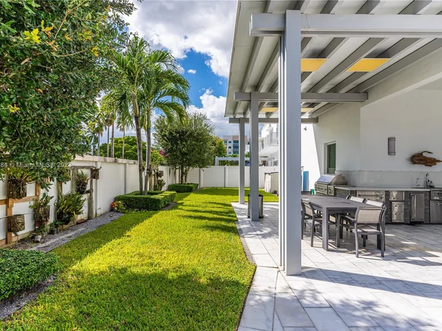 8404 NW 33rd Ter, Doral FL 33122