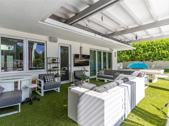 8404 NW 33rd Ter, Doral FL 33122