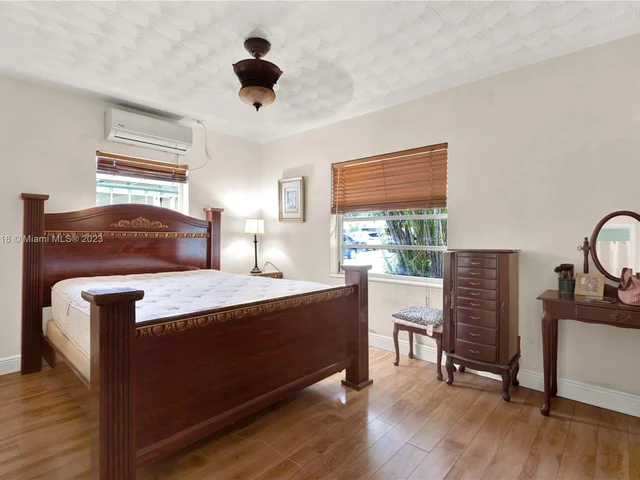 2531 Thomas St, Hollywood FL 33020