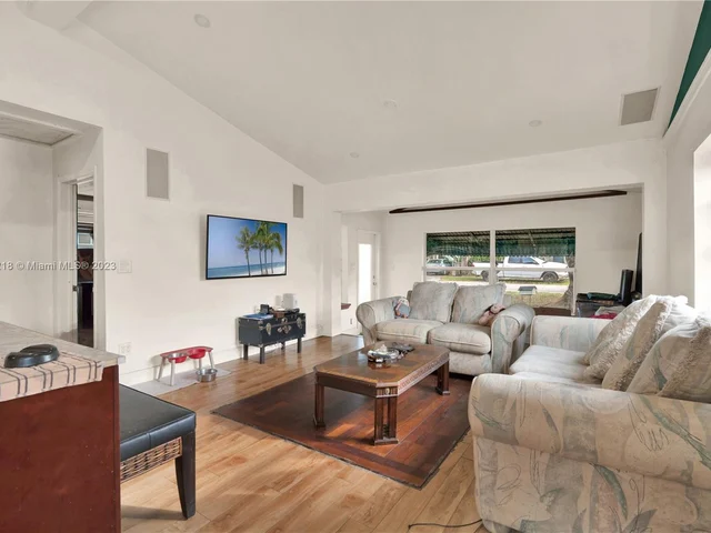 2531 Thomas St, Hollywood FL 33020