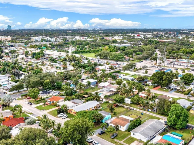 2531 Thomas St, Hollywood FL 33020