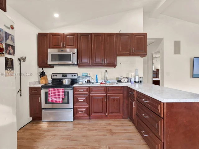 2531 Thomas St, Hollywood FL 33020