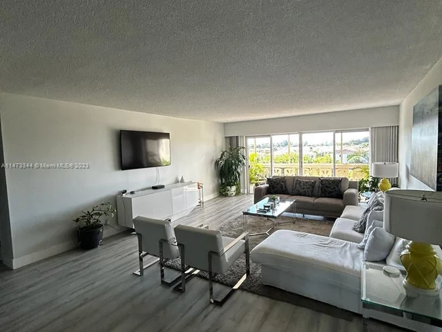 800 NE 195th St # 414, Miami FL 33179