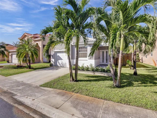 10523 SW 14th Ct, Pembroke Pines FL 33025