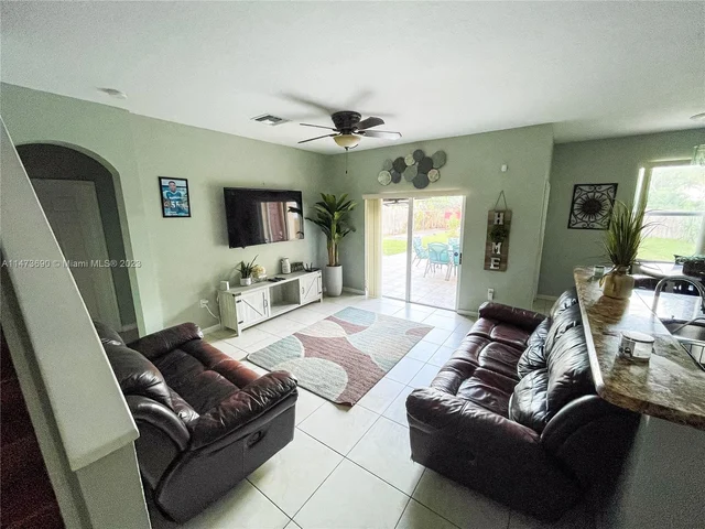 657 SE 30th Ter, Homestead FL 33033