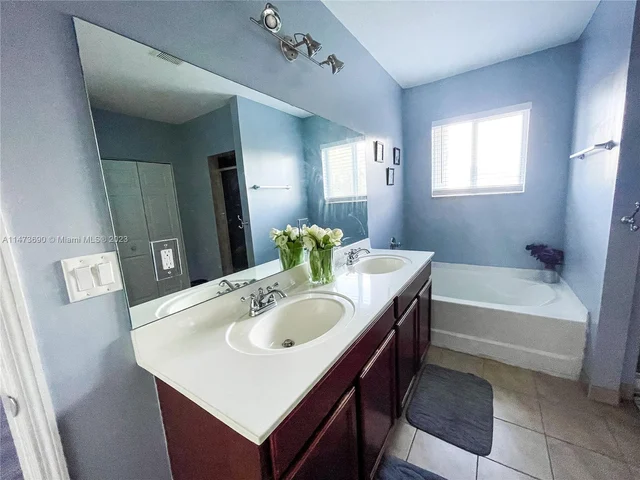 657 SE 30th Ter, Homestead FL 33033