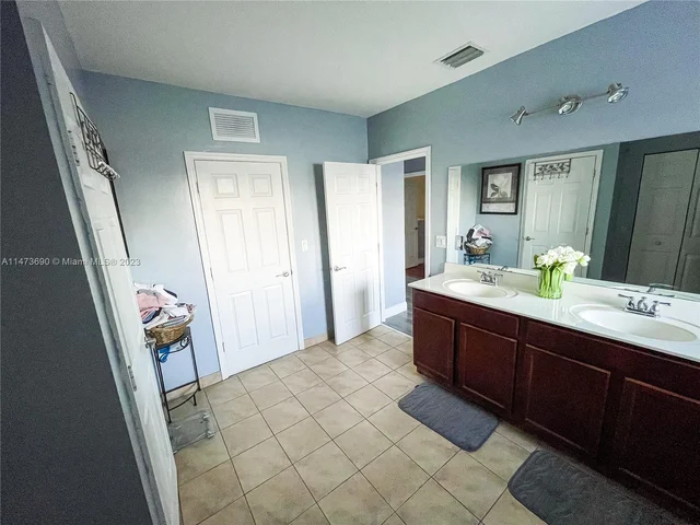 657 SE 30th Ter, Homestead FL 33033