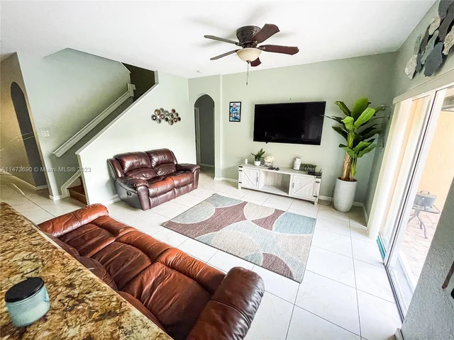 657 SE 30th Ter, Homestead FL 33033